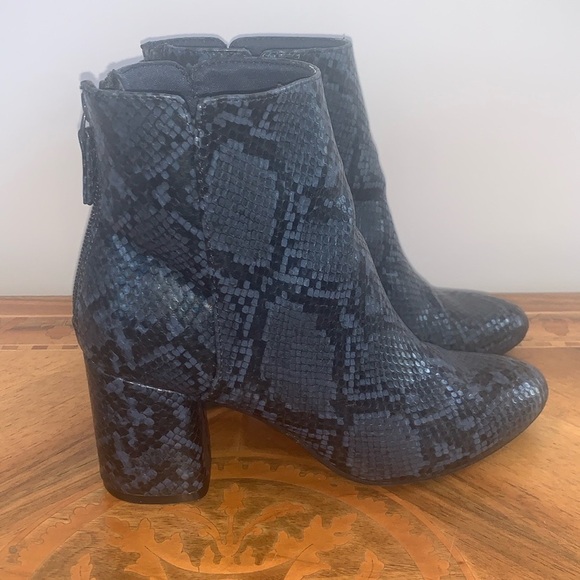 Old Navy Blue Faux Snakeskin Snake Print Ankle Boots Women’s Size 6 Back Zip - Picture 1 of 7